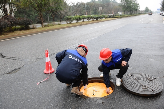 腳下安全需要得到高度重視 電子鎖井蓋守護(hù)人們腳下的安穩(wěn)